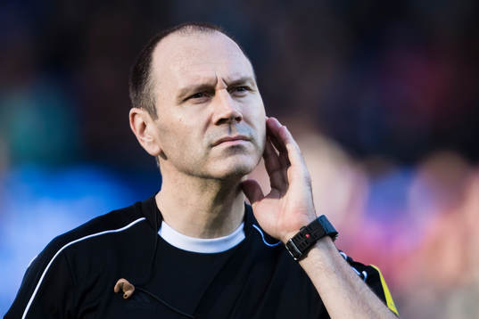 Domare Jonas Eriksson innan fotbollsmatchen i Allsvenskan