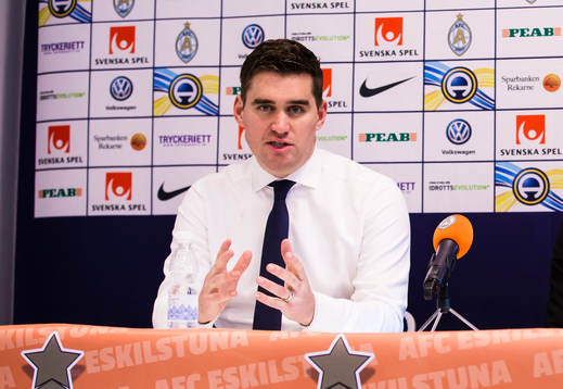 AFC Eskilstunas tränare Michael Jolley på en