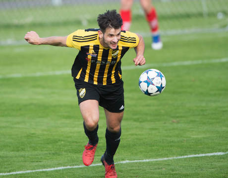 IFK Hässleholms Egzon Ademi i matchen i division 2 mellan