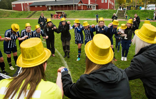 Kovlands lag jublar då Kovland vunnit serien Div 2