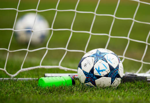 En boll vid ett fotbollsmål matchen i Div 2 mellersta