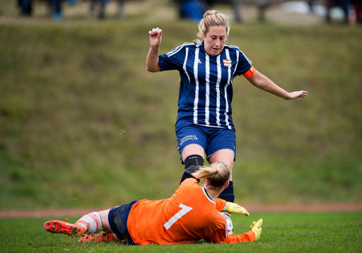 Kovlands Emelie Åkersten och Alnös målvakt Malin