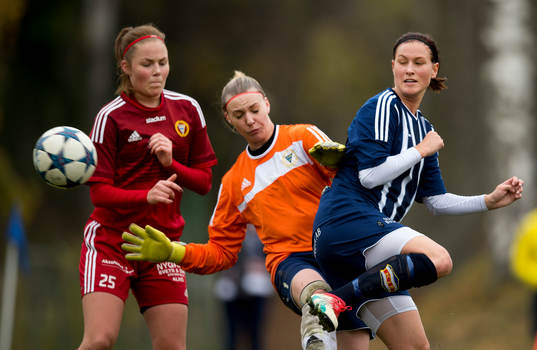Kovlands Jenny Nordenberg och Alnös målvakt Malin