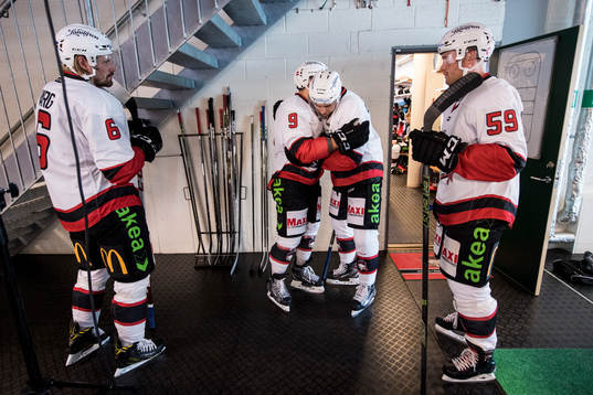 Malmö Redhawks Frederik Storm och Nils Andersson kramar om