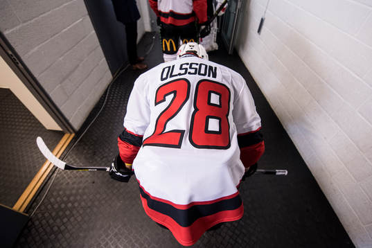Malmö Redhawks Jens Olsson påväg ut mot uppvärmningen