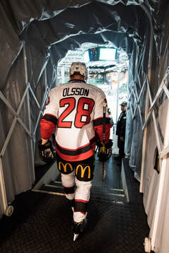 Malmö Redhawks Jens Olsson påväg ut mot uppvärmningen
