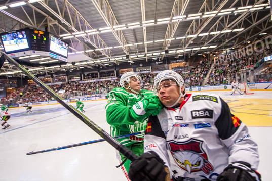 Rögles Daniel Widing och Malmö Redhawks Tuukka Mäntylä