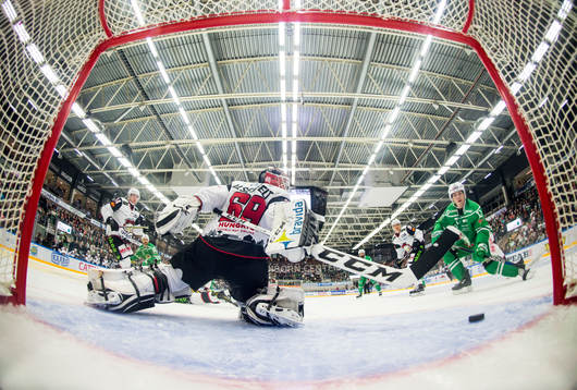 Rögles Bryan Lerg gör 3-0 bakom Malmö Redhawks målvakt