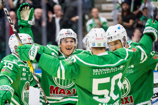 Rögles Bryan Lerg (m) jublar med lagkamraterna