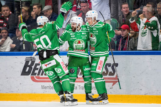 Rögles Jack Connolly (m) jublar med Juhamatti Aaltonen och