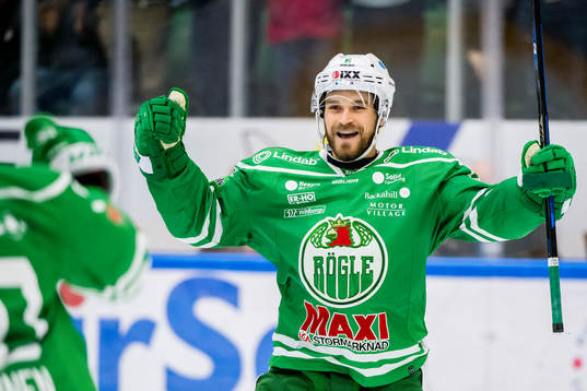 Rögles Craig Schira jublar avgörande 8-7 målet