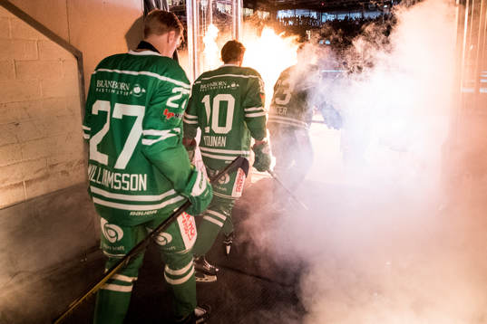 Rögles spelare gör entré