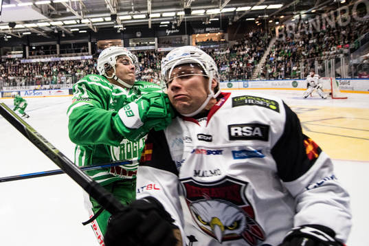 Rögles Daniel Widing tacklar Malmö Redhawks Tuukka