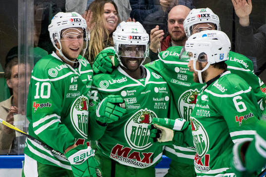 Rögles spelare jublar med Edwin Hedberg (m)