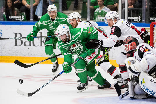Rögles Taylor Matson mot Malmö Redhawks Carl-Johan Lerby
