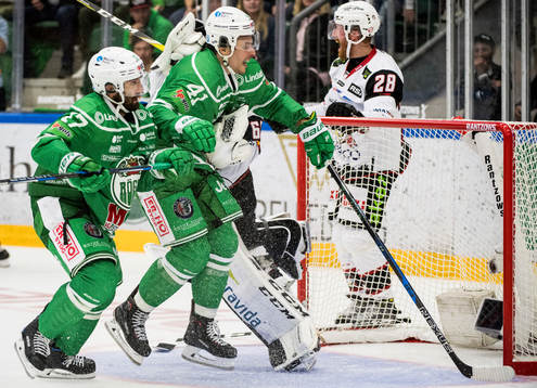 Rögles Daniel Widing kolliderar med Malmö Redhawks