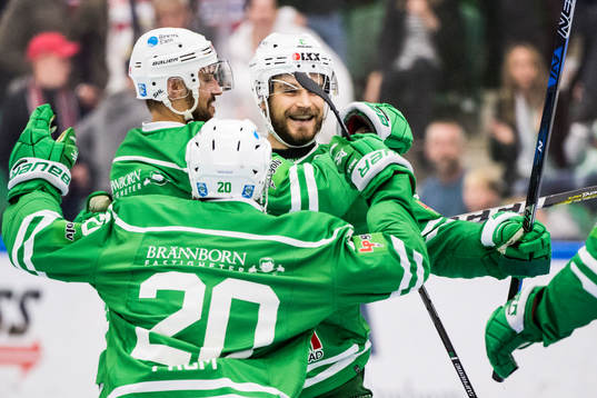 Rögles Juhamatti Aaltonen jublar med Craig Schira