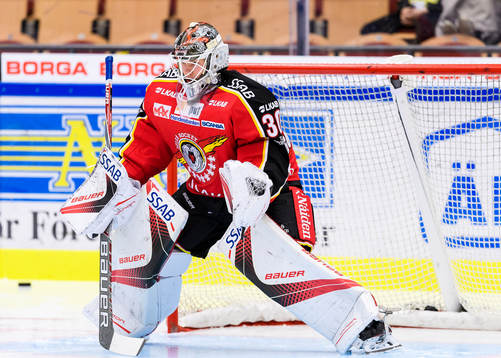 Luleås målvakt Filip Gustavsson på uppvärmningen