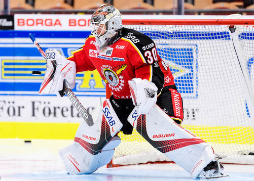 Luleås målvakt Filip Gustavsson på uppvärmningen