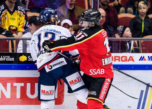 Luleås Petter Emanuelsson tacklar Linköpings Sebastian