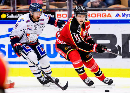 Luleås Petter Emanuelsson jagas av +li0+Derek Roy