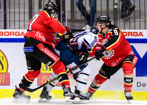 Linköpings Ken André Olimb stoppas av Luleås Brendan