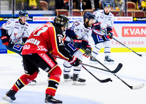 Linköpings Niklas Persson med pucken