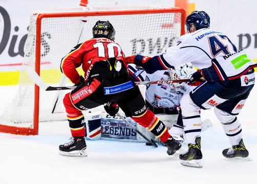 Linköpings målvakt Jonas Gustavsson räddar ett skott
