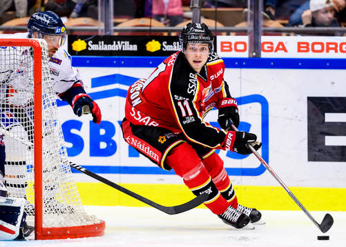 Luleås Petter Emanuelsson med pucken
