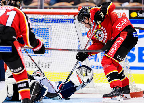 Linköpings målvakt Jonas Gustavsson räddar ett skott