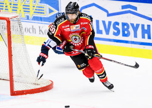 Luleås Daniel Sondell med pucken