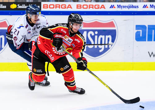 Luleås Viktor Grahn med pucken