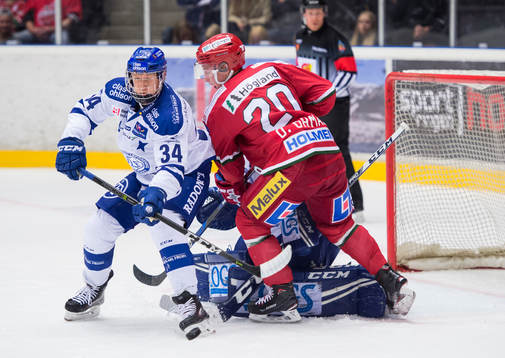 Leksands Olle Alsing och Modos Oscar Öhman i kamp om pucken