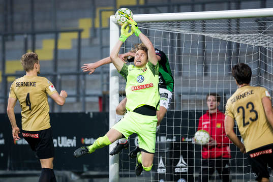 Brommapojkarnas målvakt Rasmus Emanuelsson i kamp om
