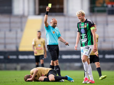 GAIS Carl Nyström får en varning av domare Robert Daradic