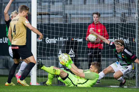 Brommapojkarnas målvakt Rasmus Emanuelsson räddar bollen