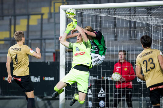 Brommapojkarnas målvakt Rasmus Emanuelsson i kamp om