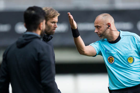 Brommapojkarnas tränare Olof Mellberg blir uppvisad på