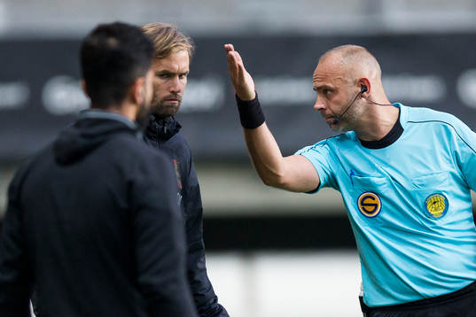 Brommapojkarnas tränare Olof Mellberg blir uppvisad på