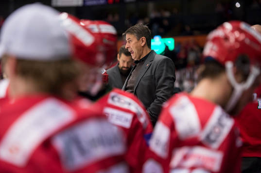 Modos tränare Hans Särkijärvi deppar