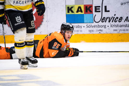 Karlskronas Carl Persson deppar liggande på isen