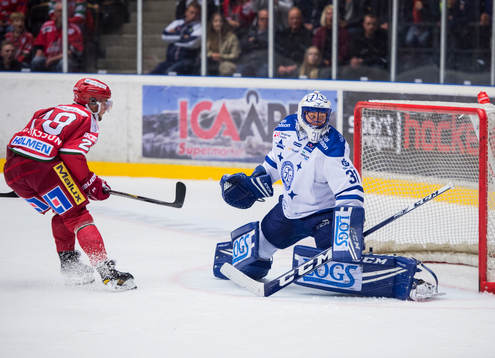 Modos Johan Eriksson gör 3-3 bakom Leksands målvakt Jonas