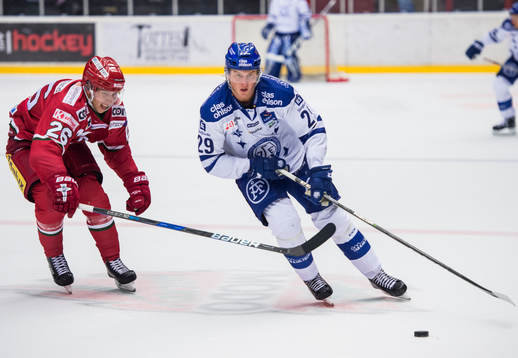 Modos Emil Alba och Leksands David Åslin i kamp om pucken