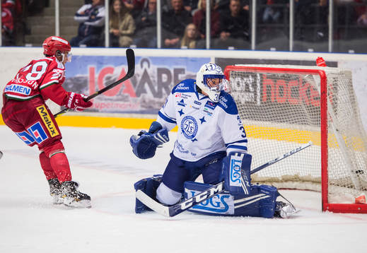 Modos Johan Eriksson gör 3-3 bakom Leksands målvakt Jonas