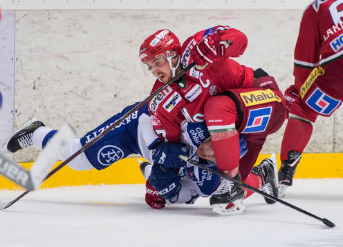 Leksands Oskar Lang brottas ner av Modos Magnus Häggström