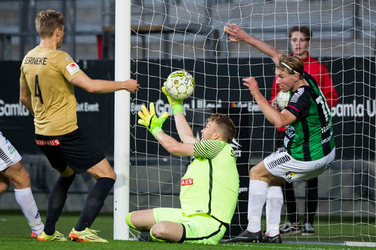 Brommapojkarnas målvakt Rasmus Emanuelsson räddar bollen