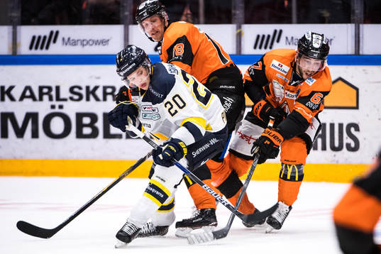s Lawrence Pilut och Karlskronas  Emil Larsson,