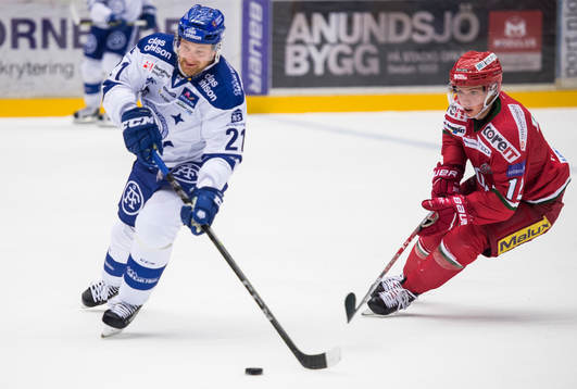 Leksands Mattias Ritola jagas av Modos Victor Öhman