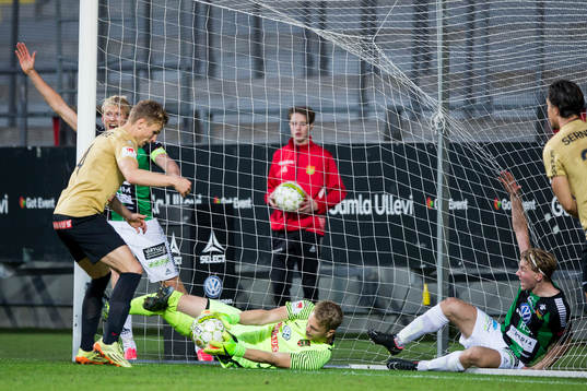Brommapojkarnas målvakt Rasmus Emanuelsson räddar bollen