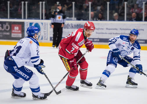 Mattias Ritola, Marcus Oskarsson och Alex Friesen i kamp om